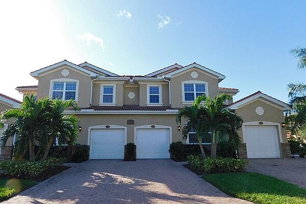 8540_oakshade_circle_101_building_front